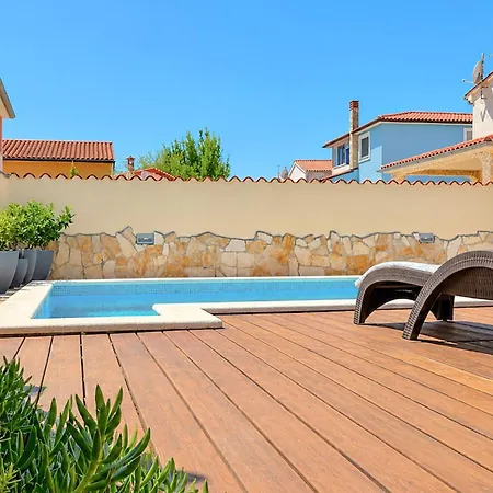 Holiday home Lovely In